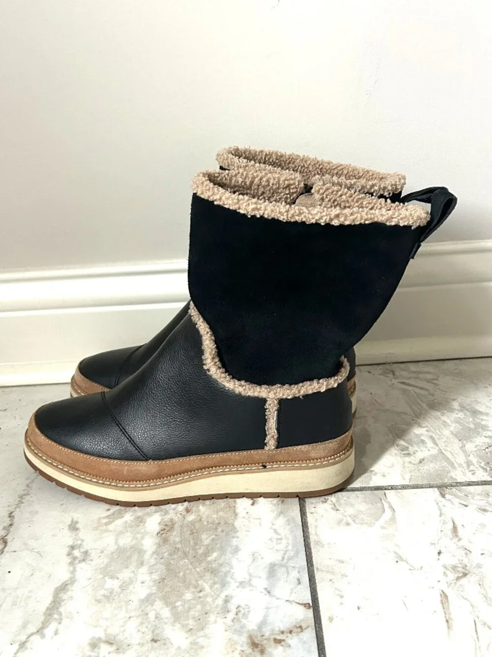 TOMS Makenna Womens 6.5 Black Leather Faux Fur Lined Winter Boots 10014172